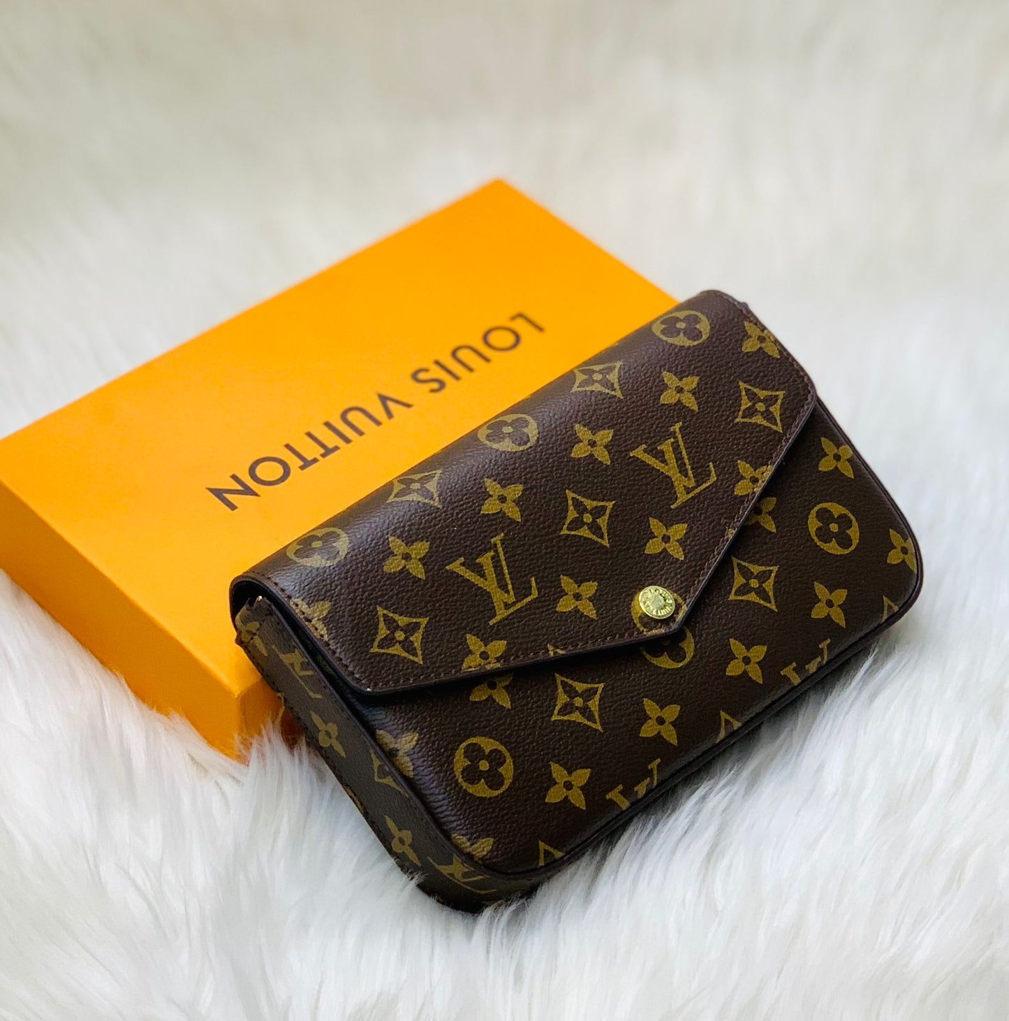 LV-CROSSBODY-BAG 1